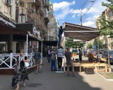 Ненасытная парочка сделала друг другу приятно прямо посреди города: если бы не копы, то...