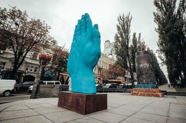 У центрі Києва встановили нову скульптуру, українці не в захваті: «Косяки влади, об'єднані шарою»