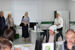 Люди стоять в черзі в Пенсійний фонд