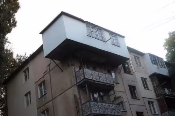 Балкон у "хрущовці", скріншот: YouTube