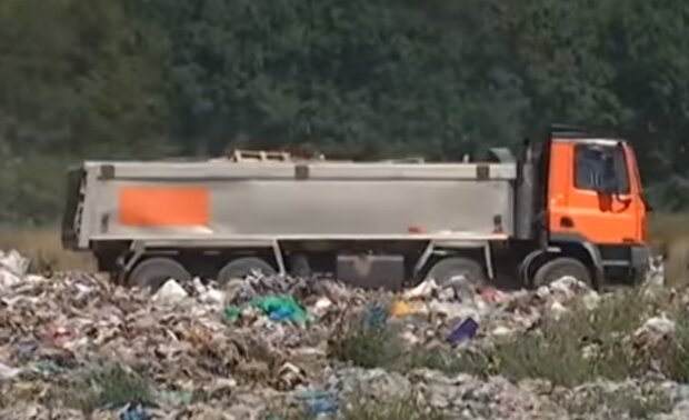 В Черновцах горы мусора превратят в гривны