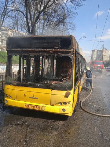 У Києві загорівся автобус: kyiv.dsns.gov.ua