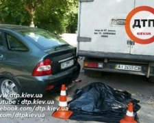 Водія розчавило власне авто в Києві