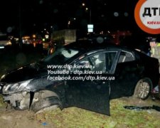 ДТП на Окружній: п'яний водій зніс 20 метрів відбійника (фото)