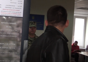 Визит в ТЦК. Фото: скрин youtube