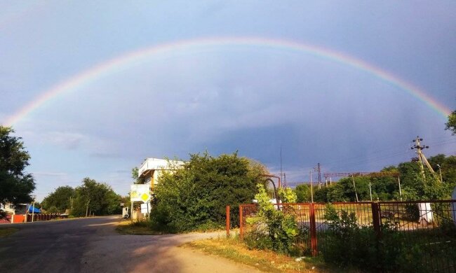 Під Дніпром з-під хмар з'явилися три красуні, неймовірні кадри