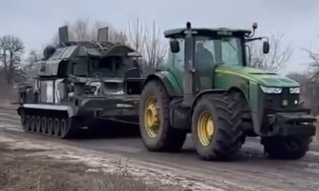 Украинские трактористы продолжают пополнять запасы ЗСУ: теперь в "кармане" реактивные снаряды
