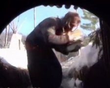 Російський опозиціонер переховується в землянці (відео)