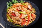 Локшина з куркою, овочами і соєвим соусом: рецепт на всі випадки життя