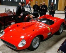 Мессі виграв торги за найдорожчий  Ferrari у Роналду 