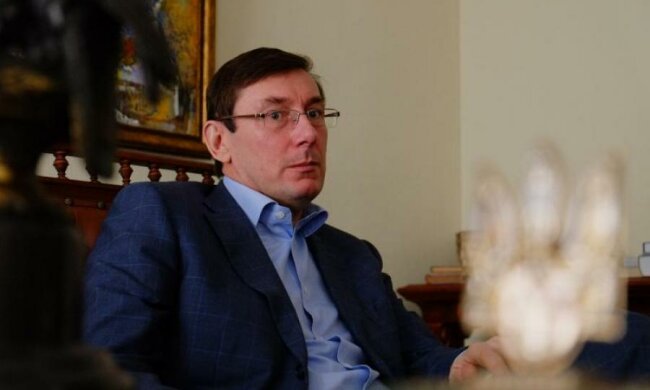 Луценка з дружиною засікли в черзі на фунікулер, от тільки не київський: фото