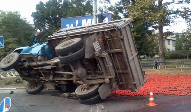 В Херсоне грузовик с помидорами столкнулся с легковой машиной (фото)