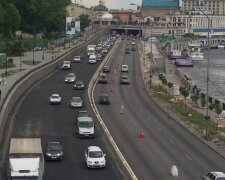 У Києві ввели "зимові" правила вуличного руху: де доведеться пригальмувати