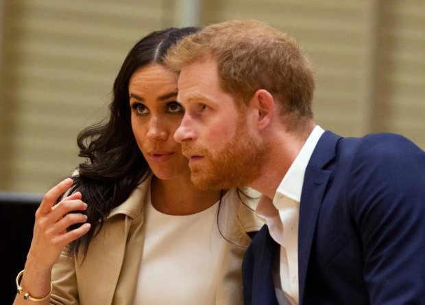 Позор королевской семьи: принц Гарри может бросить беременную Меган