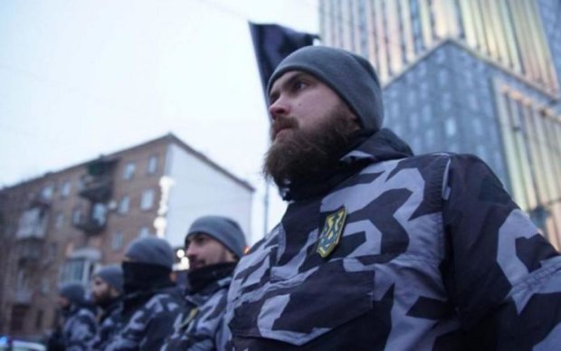 Добровольческий беспредел: "нацдружинники" разгромили лагерь ромов в Киеве
