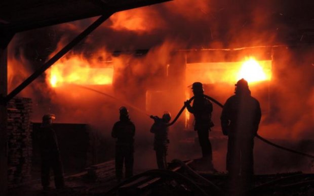 Масштабный пожар возле киевского метро, все в дыму