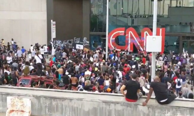 Битые стекла и нецензурные надписи - штаб-квартира CNN попала под прицел протестующих, всему виной копы