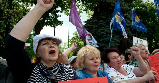 До Верховної Ради стягнули силовиків, розлючені українці готові йти на штурм: перші подробиці
