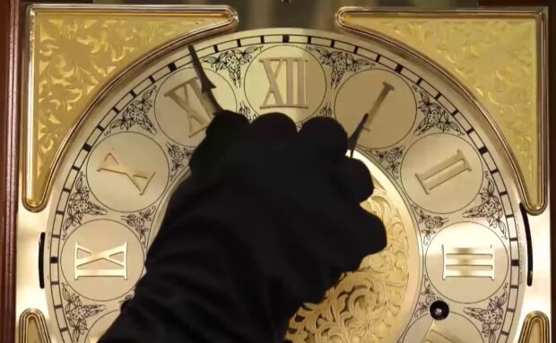 Переведення годинника, кадр з відео