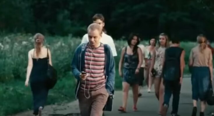 подростки, скриншот из видео