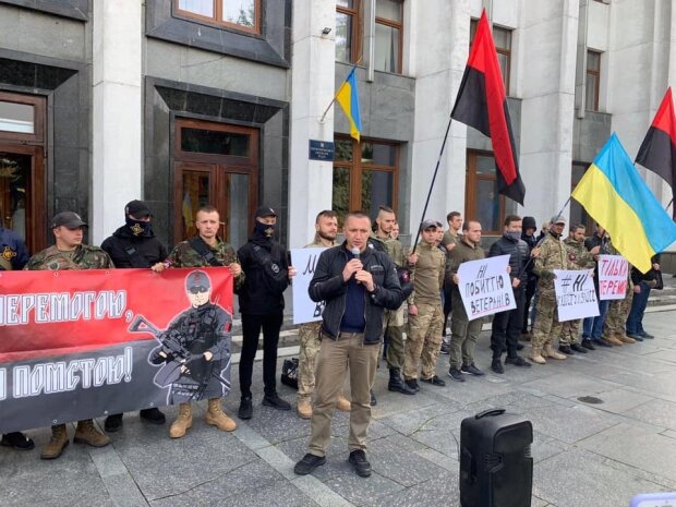 Військові почали в Тернополі "майдан" і погрожують владі розплатою: "Ні капітуляції!"