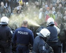 Розлючені мітингувальники намагаються зупинити побачення Трампа і Путіна: фото