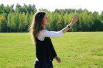 Стало известно, почему не стоит ловить мобильную связь над головой