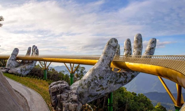 Архітектура В'єтнаму: Золотий міст з гігантськими руками