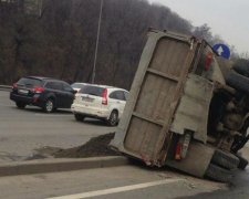 Вантажівка перекинулася в Києві: є жертви