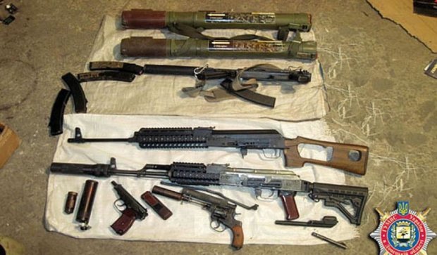 У приватному гаражі на Донбасі облаштували склад боєприпасів (фото)