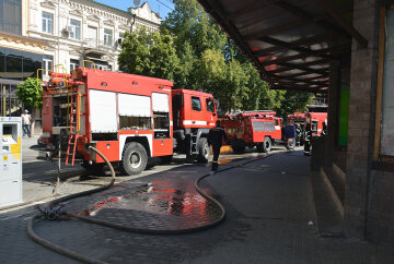 В центре Днепра вспыхнул популярный рынок, беспощадный огонь сожрал все - печальные кадры из пепелища