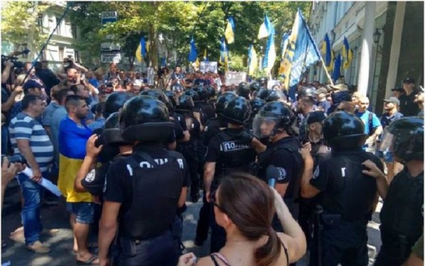 Поліція показала масштабну бійку під одеською прокуратурою