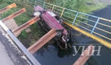 "ВАЗ" з водієм упав з мосту