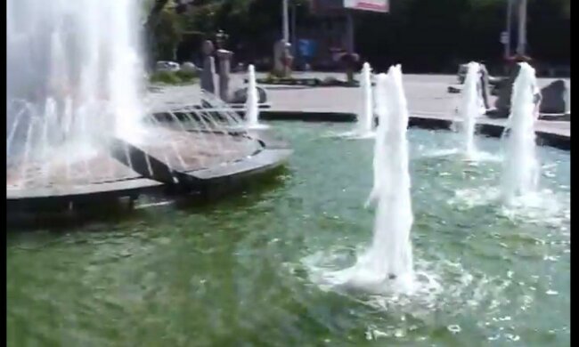 В Запорожье жара загнала школьников под ледяные струи, - устроили "аквапарк" в центре города