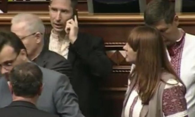 Радикали у вишиванках блокують трибуну Ради