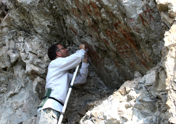 Ученые обнаружили древнюю статую: пряталась среди скал