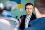 Лідер "Голосу" Вакарчук згадав дитинство, потягнуло додому після Ради: старі вікна і голі стіни