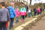 Життя прикарпатських школярів показали екстремальним відео: "10 кілометрів пішки через гори"