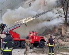 Спасатели извлекают людей из-под завалов в столице