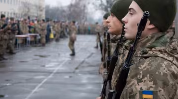 Весенний призыв начался: в Киеве повестку в армию получил 12-летний школьник