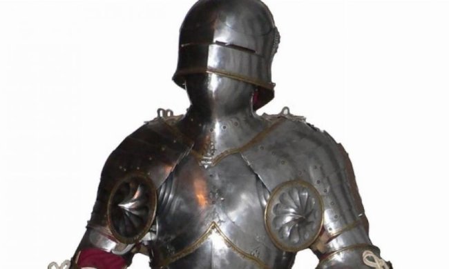 Британец сходил в магазин в рыцарских доспехах