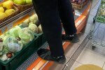 Продавщиця залізла у взутті на прилавок, фото: Telegram