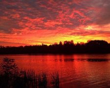 Кияни в захваті від багряного неба над містом (фото)