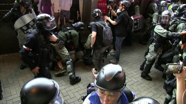 Протестувальники атакували офіс відомого видання, довелося застосувати газ: тривожні кадри