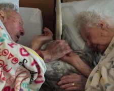 Вічне кохання: соцмережі зворушило фото 100-річної пари