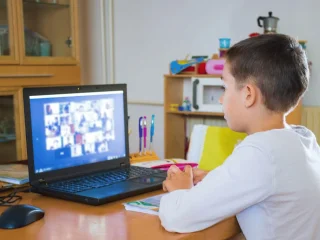 Школярі на дистанційному навчанні