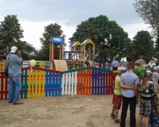 Пара росіян спалахнула пристрастю прямо на дитячому майданчику: відео 18+
