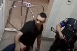 Бандит силой заставляет подписывать повестки. Фото Telegram