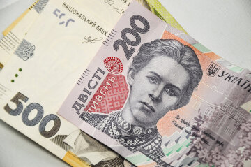 Банкноти 50 і 200 гривень, які НБУ вилучає з обігу