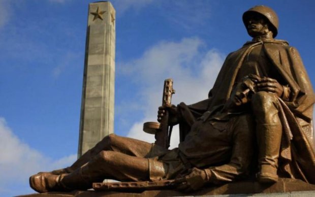Поляки снесли монумент Красной армии: в Кремле истерика
